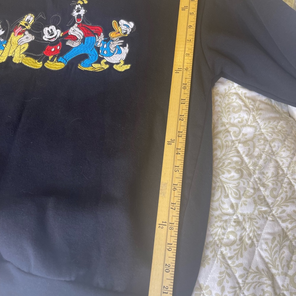 Vintage-style Disney sweatshirt featuring the classic Mickey & Friends crew! - Picture 6 of 7